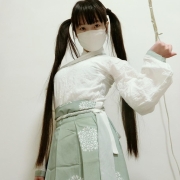 西尔酱蓝色校服美图:让你爱上校园女神的瞬间。