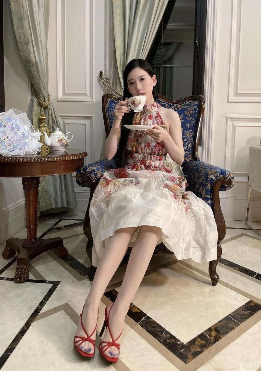 喜欢美图？那不妨来一份Chloe霏霏免费图片赏析