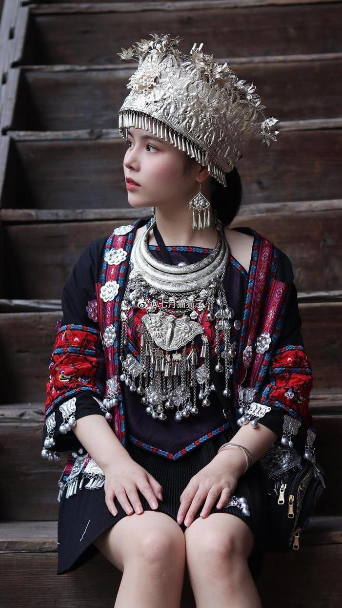 七月喵子壁纸双手下压，带来精美图片图包，任君赏析