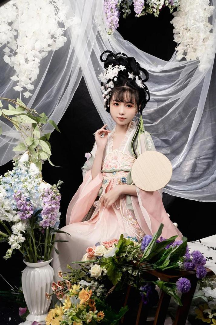 喵小吉花絮壁纸cos作品，体验不一样的潮流文化。