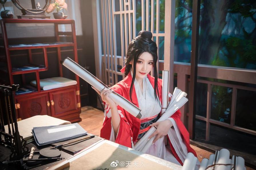 天夫人cos碧蓝航线大帝，只为你献上摄影艺术与时尚的融合之作。