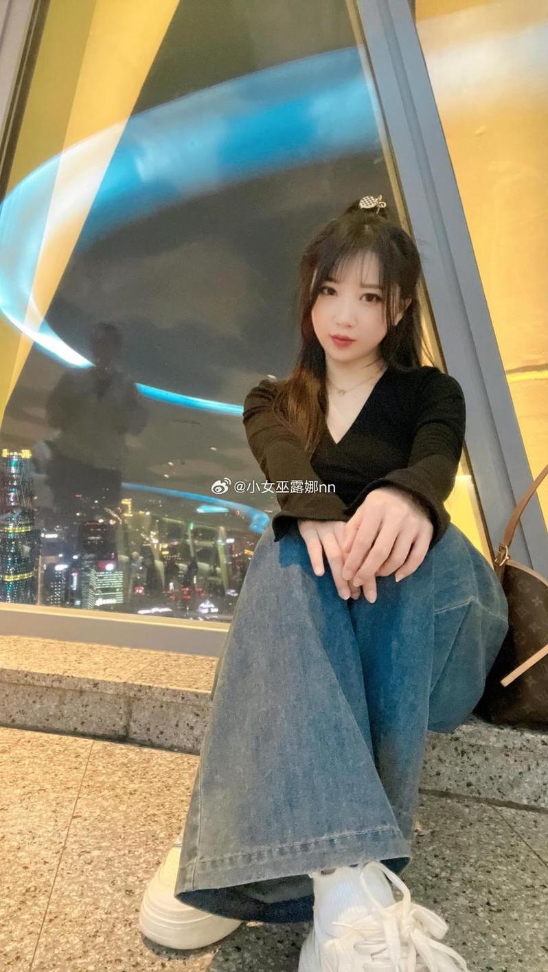 美图在线，小女巫露娜用脚踩史莱姆代表最好的拍摄技巧。