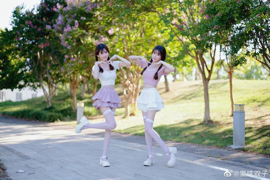 b站果哝双子原名为大家分享宅家时光的图片图包