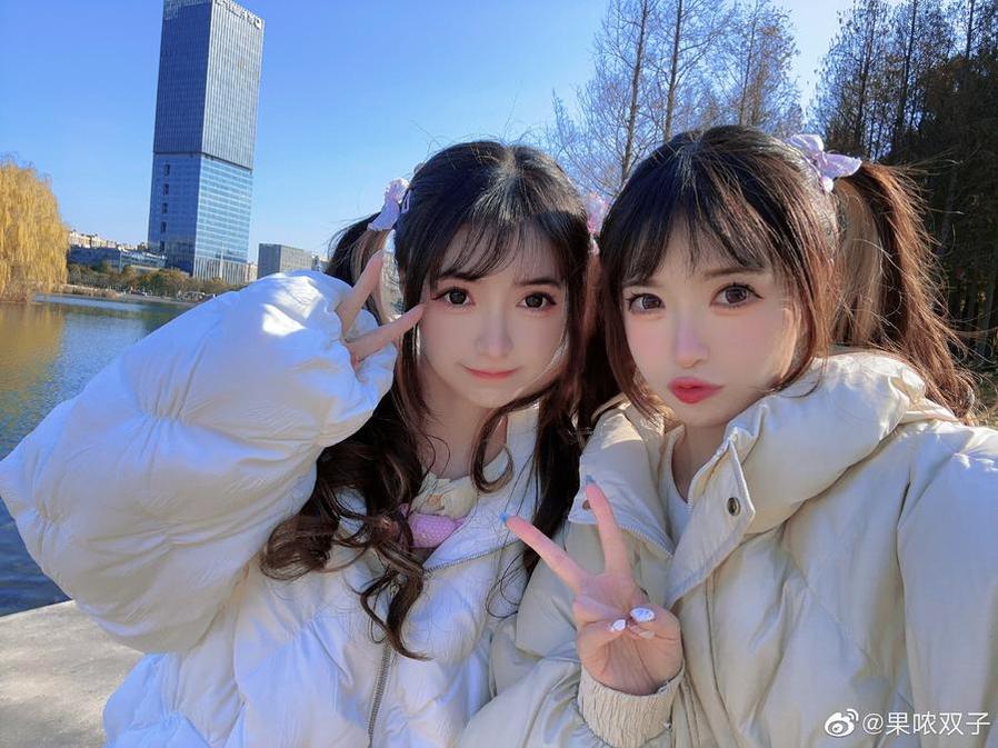 图片的魔力，体现果哝双子花月成双的无穷魅力