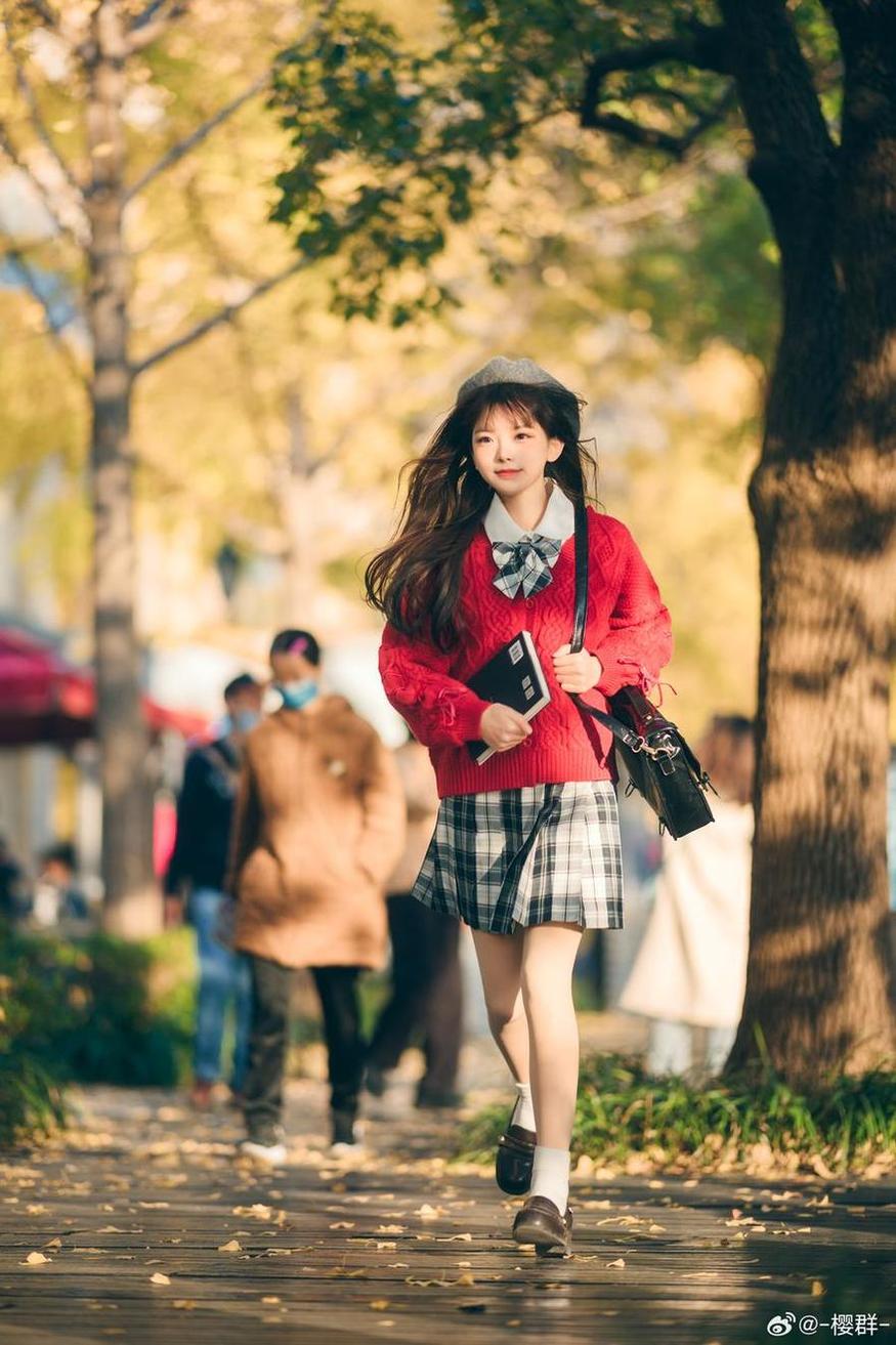凭借一张张亮丽的图片，樱群几岁征服了无数粉丝。