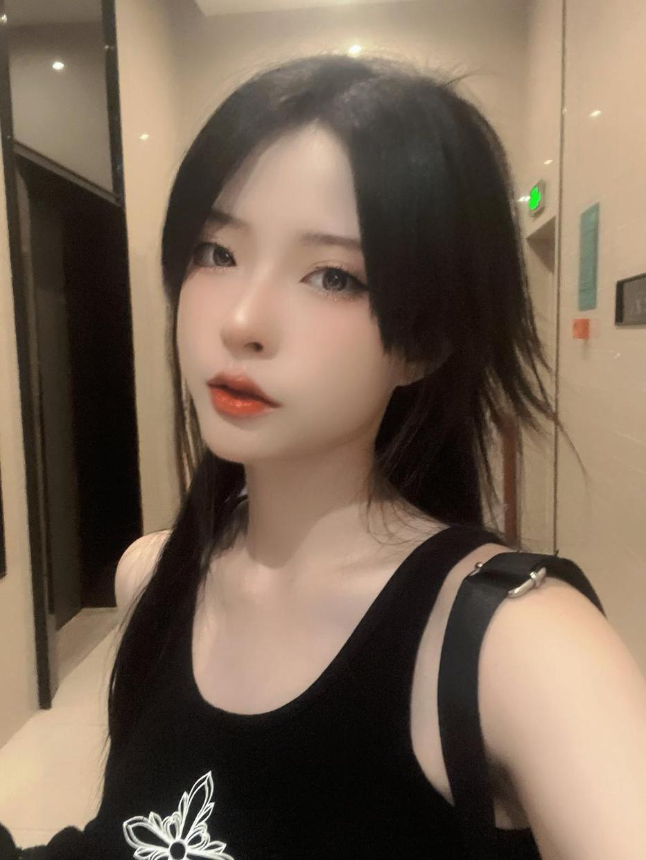 演绎不同造型的清水由乃婚纱图包，cosplay界的瑰宝