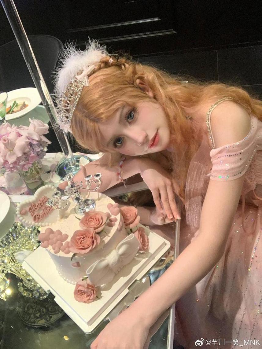 芊川一笑黑笑的cos作品无限精彩