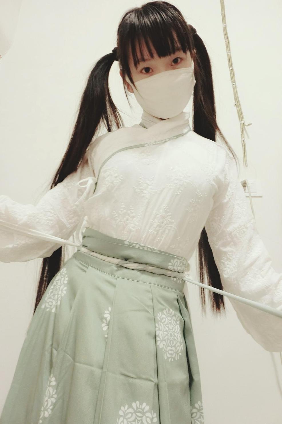 西尔酱校服白炫彩作品：缔造时尚少女校服品味新高