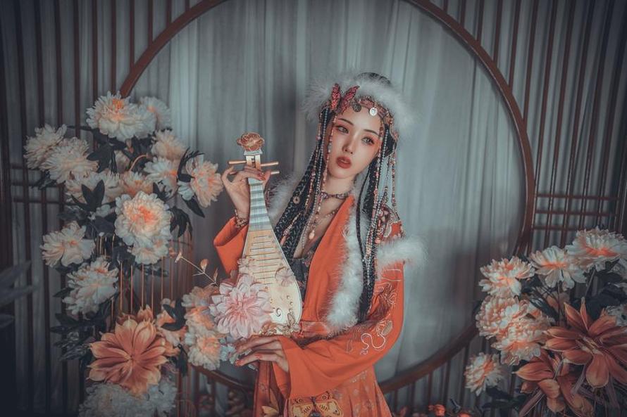 米白色妆容神秘优雅，钛合金titi作品拍摄花絮照片展现梦幻气息