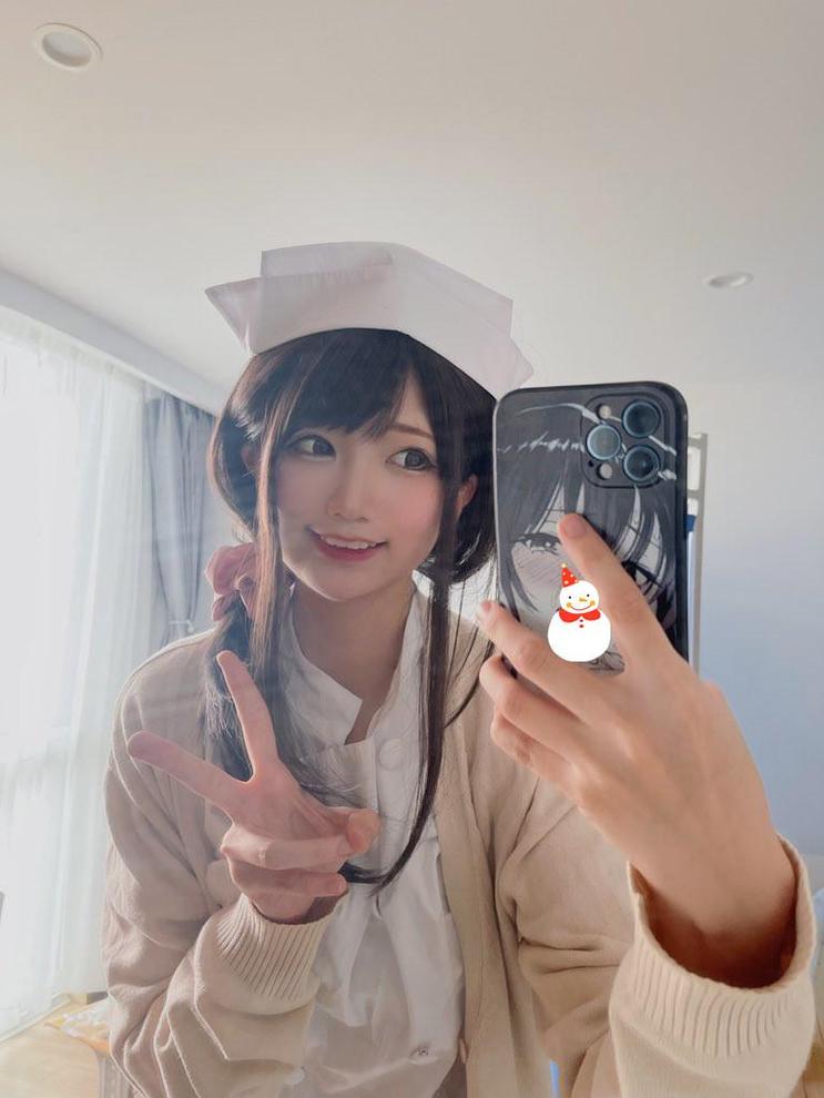 魔物喵女子高生放学后，用手捏着相机，拍出完美的照片