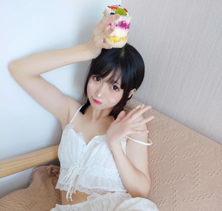 魔物喵cosplay最新照片，完美呈现其独一无二的个性。